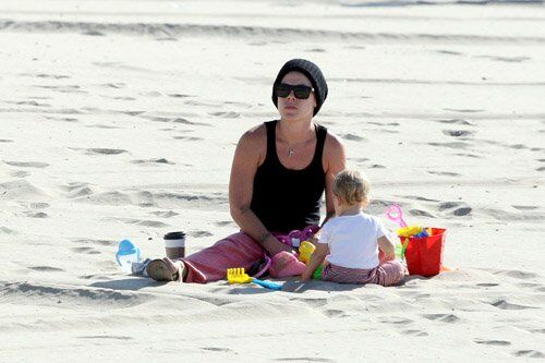 Пинк взяла Уиллоу перекапывать пляж. Фото
