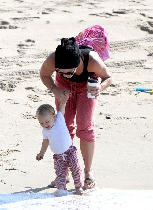 Пинк взяла Уиллоу перекапывать пляж. Фото