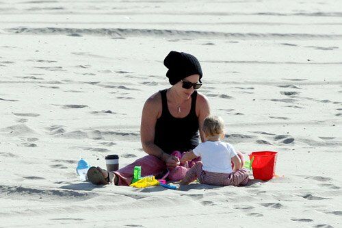 Пинк взяла Уиллоу перекапывать пляж. Фото