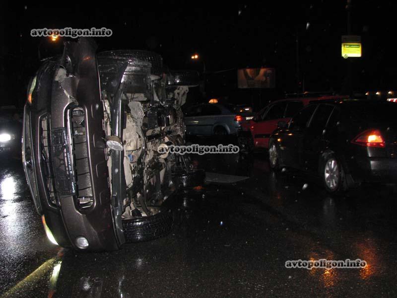 В Киеве женщина перевернула люксовый Acura и убежала 