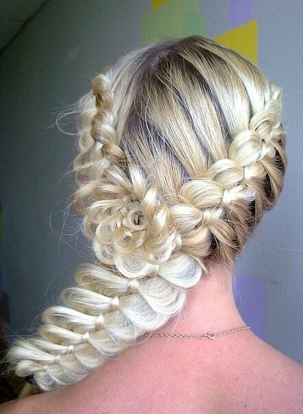 Коса – самая красивая свадебная прическа. Фото