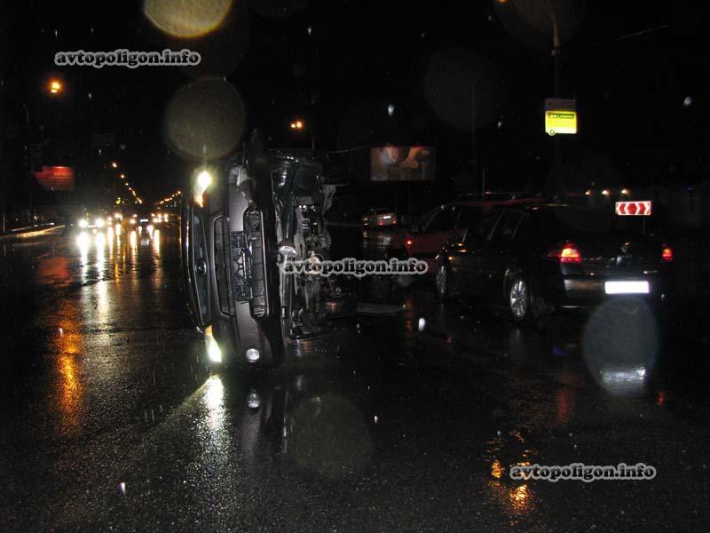 В Киеве женщина перевернула люксовый Acura и убежала 