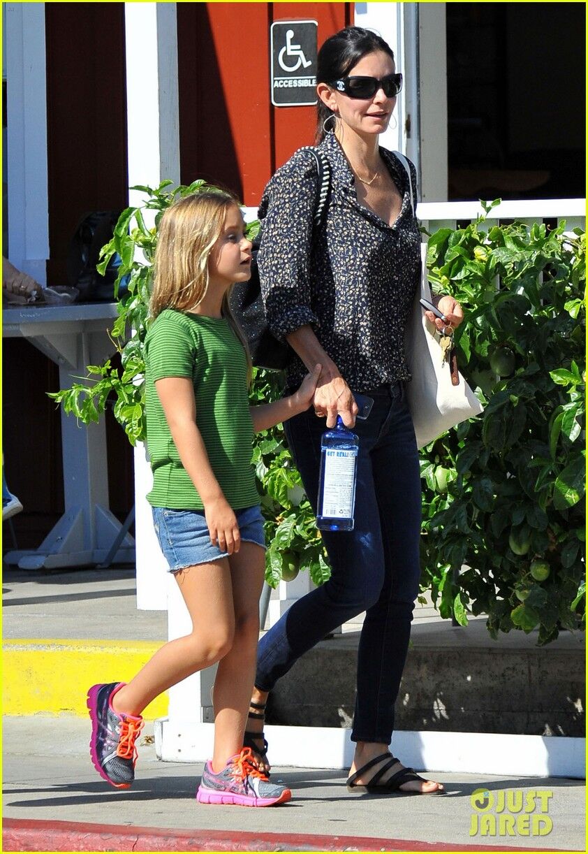 Кортни Кокс обновляет гардероб Коко. Фото