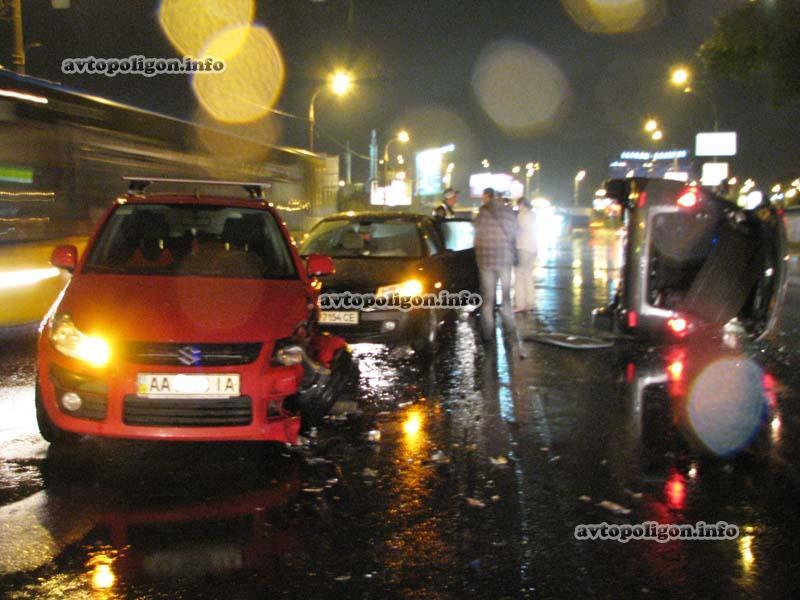 В Киеве женщина перевернула люксовый Acura и убежала 