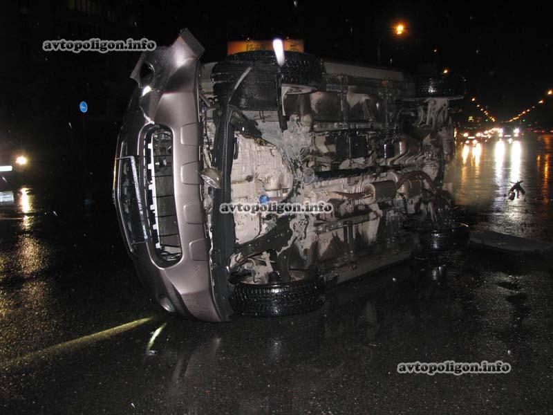 В Киеве женщина перевернула люксовый Acura и убежала 