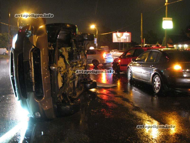 В Киеве женщина перевернула люксовый Acura и убежала 