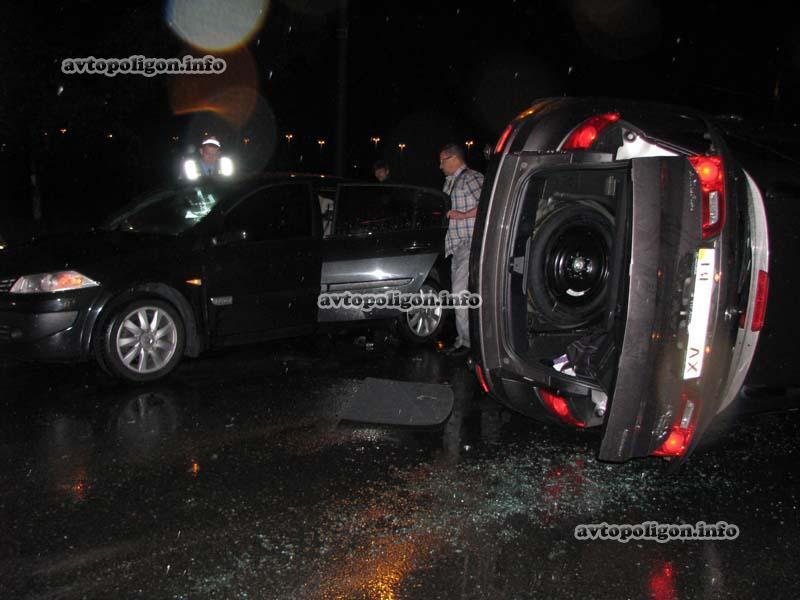 В Киеве женщина перевернула люксовый Acura и убежала 