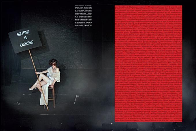 Йовович позирует с транспарантами в руках. Фото