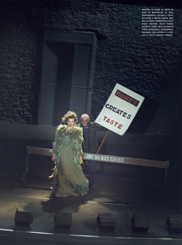 Йовович позирует с транспарантами в руках. Фото