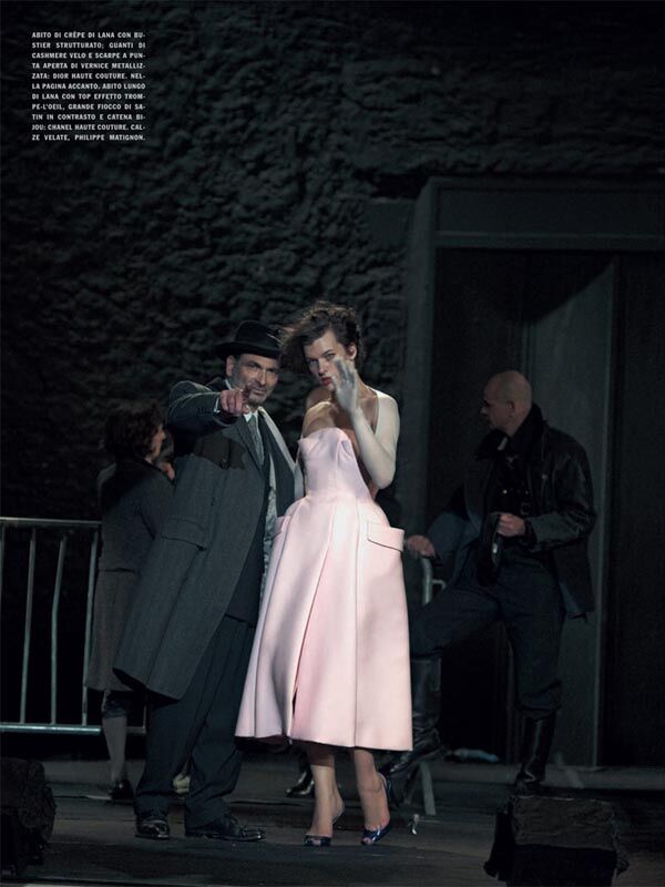 Йовович позирует с транспарантами в руках. Фото