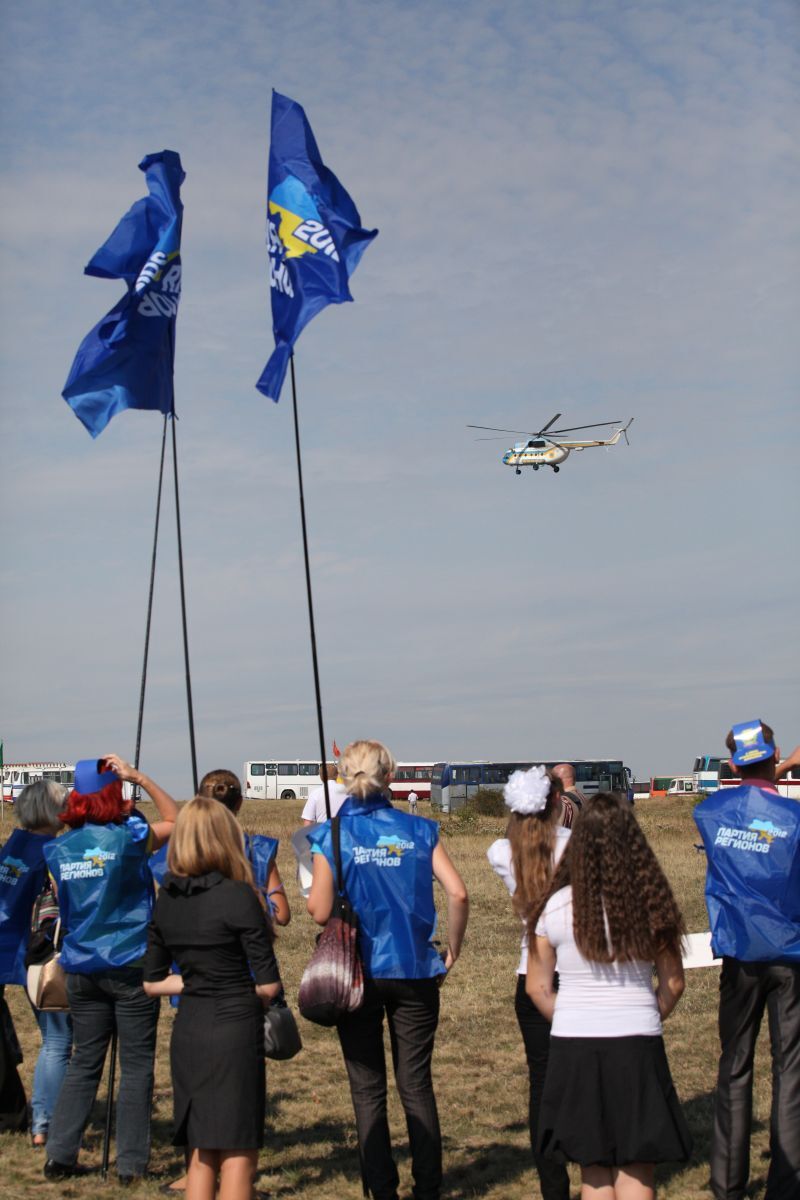 Азаров посетил митинг по случаю годовщины освобождения Донбасса