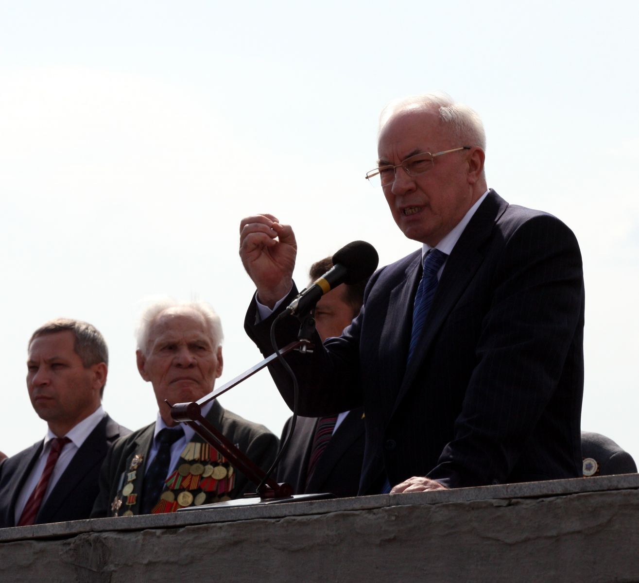 Азаров посетил митинг по случаю годовщины освобождения Донбасса