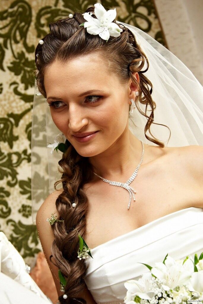 Коса – самая красивая свадебная прическа. Фото