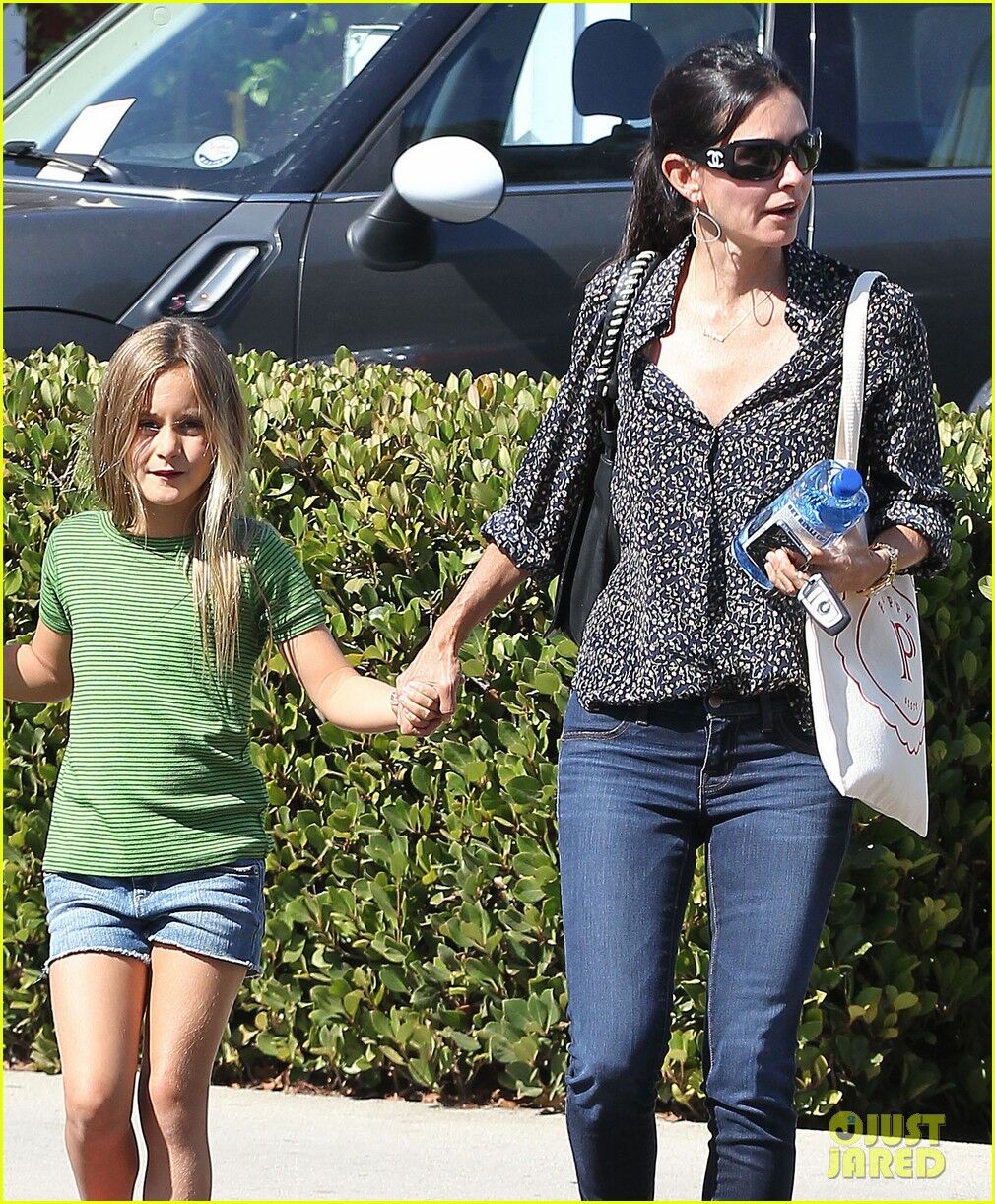 Кортни Кокс обновляет гардероб Коко. Фото