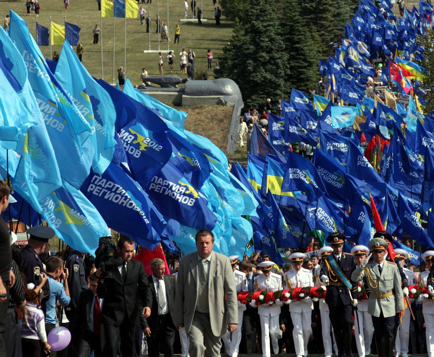 Азаров посетил митинг по случаю годовщины освобождения Донбасса