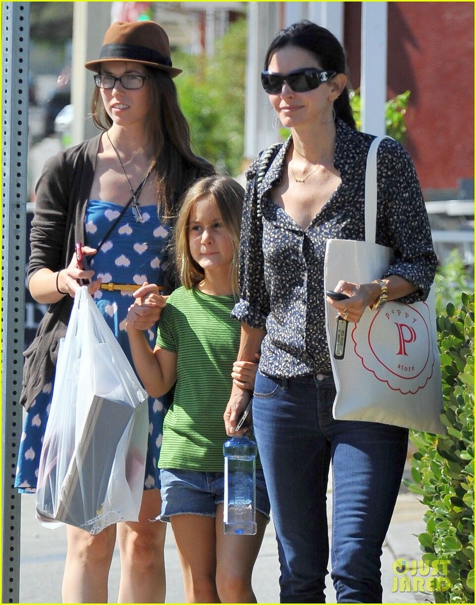 Кортни Кокс обновляет гардероб Коко. Фото