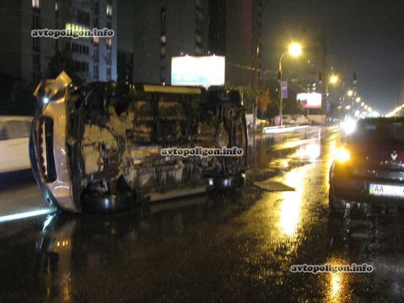 В Киеве женщина перевернула люксовый Acura и убежала 