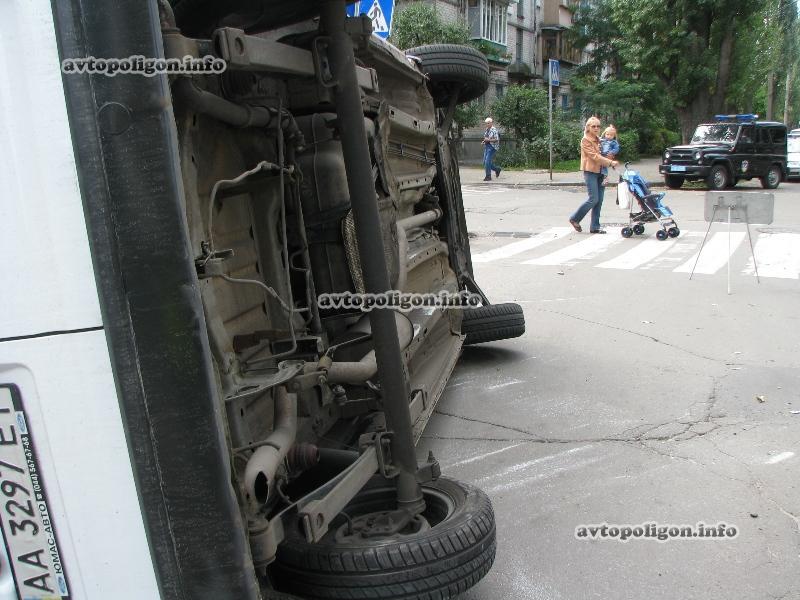 В Киеве джип перевернул инкассаторскую машину. Фото 