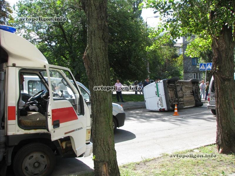 В Киеве джип перевернул инкассаторскую машину. Фото 