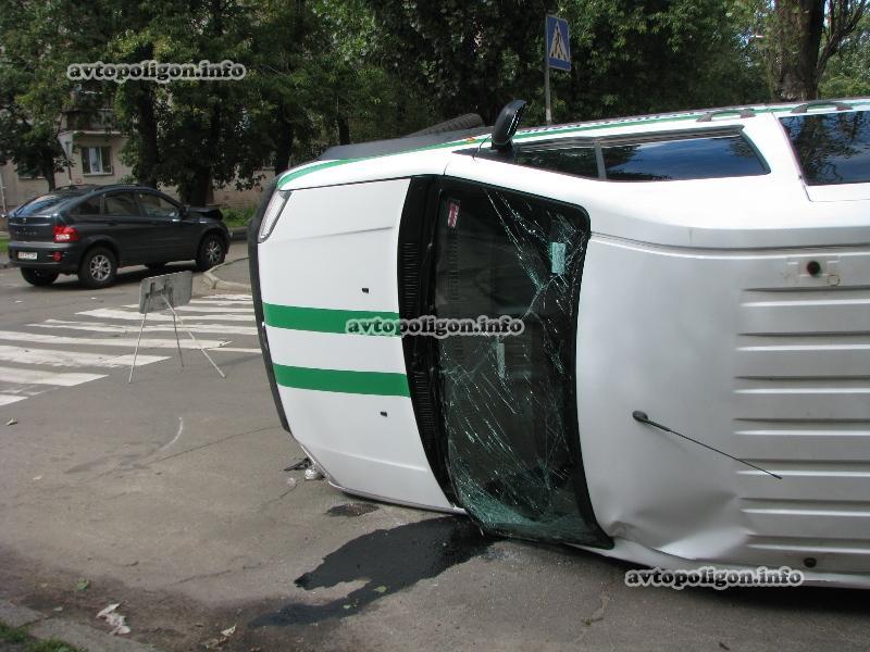 В Киеве джип перевернул инкассаторскую машину. Фото 
