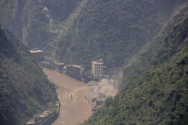 Число жертв землетрясения в Китае выросло до 89 человек