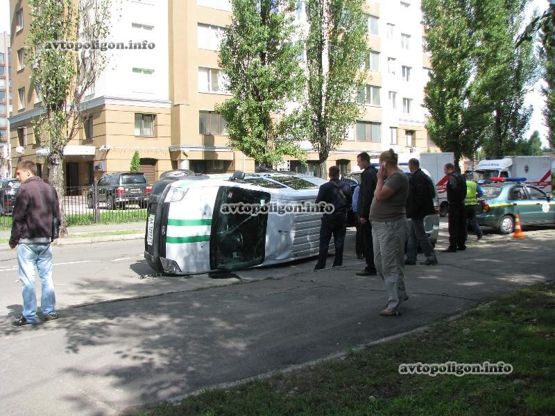 В Киеве джип перевернул инкассаторскую машину. Фото 