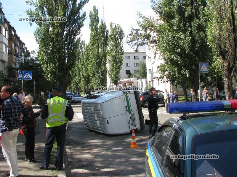 В Киеве джип перевернул инкассаторскую машину. Фото 