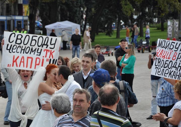 В Украине прошли массовые акции в поддержку телеканала ТВі 