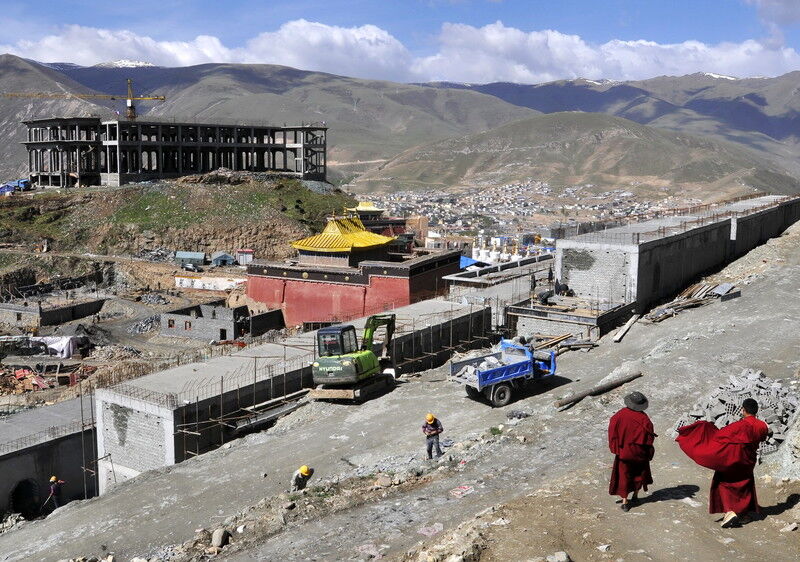 Число жертв двух землетрясений в Китае достигло 80 человек