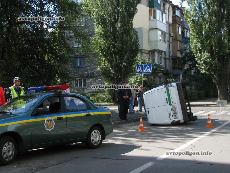 В Киеве джип перевернул инкассаторскую машину. Фото 