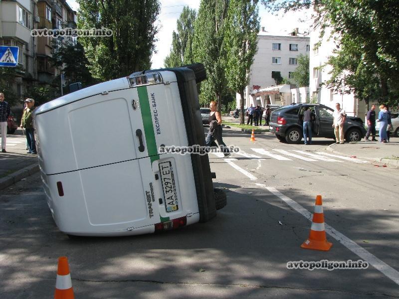 В Киеве джип перевернул инкассаторскую машину. Фото 