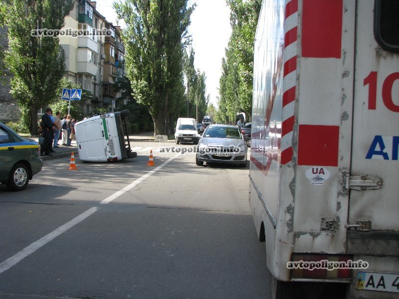 В Киеве джип перевернул инкассаторскую машину. Фото 