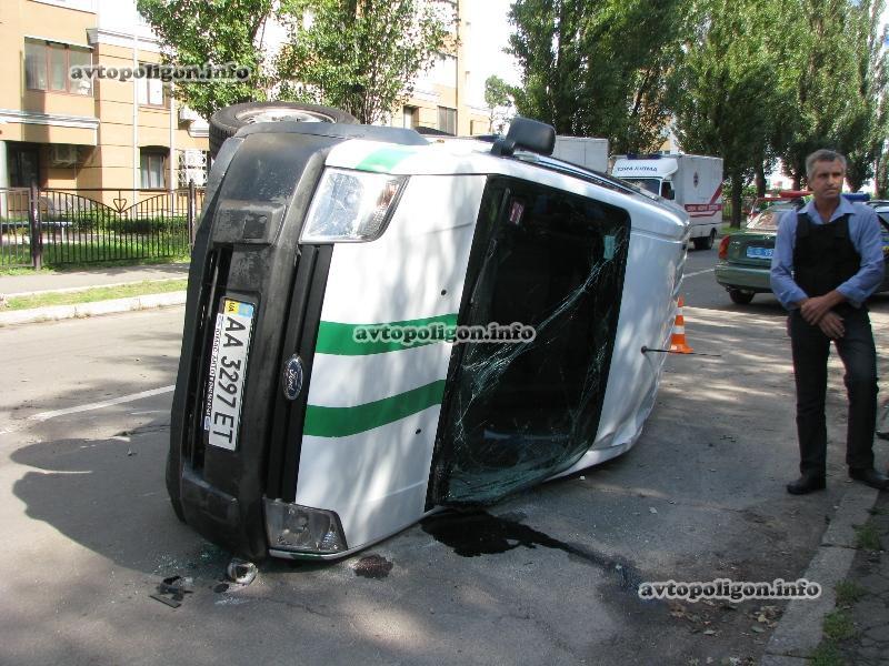 В Киеве джип перевернул инкассаторскую машину. Фото 