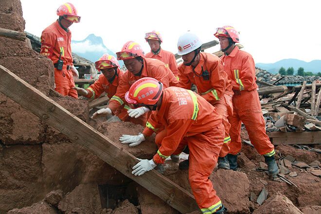 Число жертв двух землетрясений в Китае достигло 80 человек