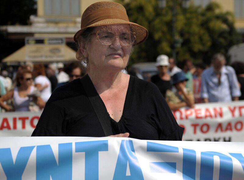 В Греции протестующие сожгли флаг ЕС