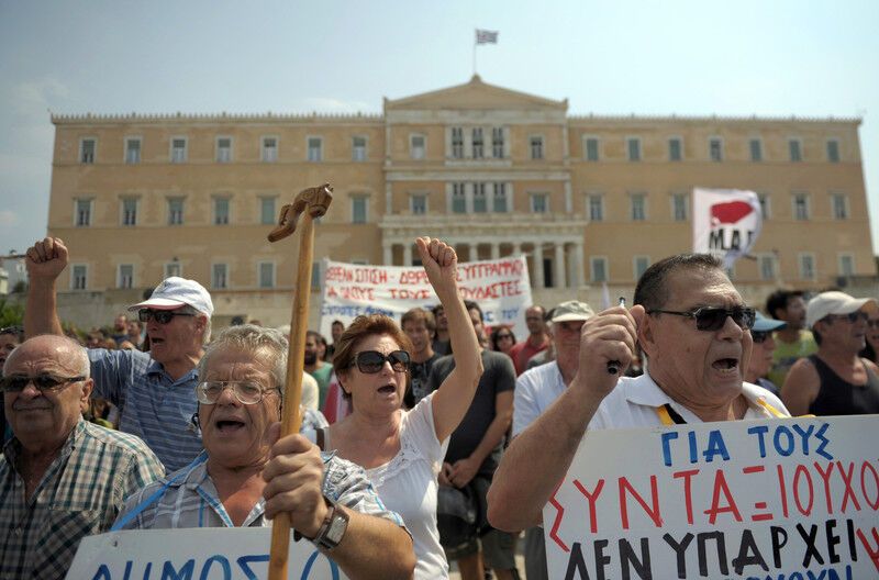 В Греции протестующие сожгли флаг ЕС