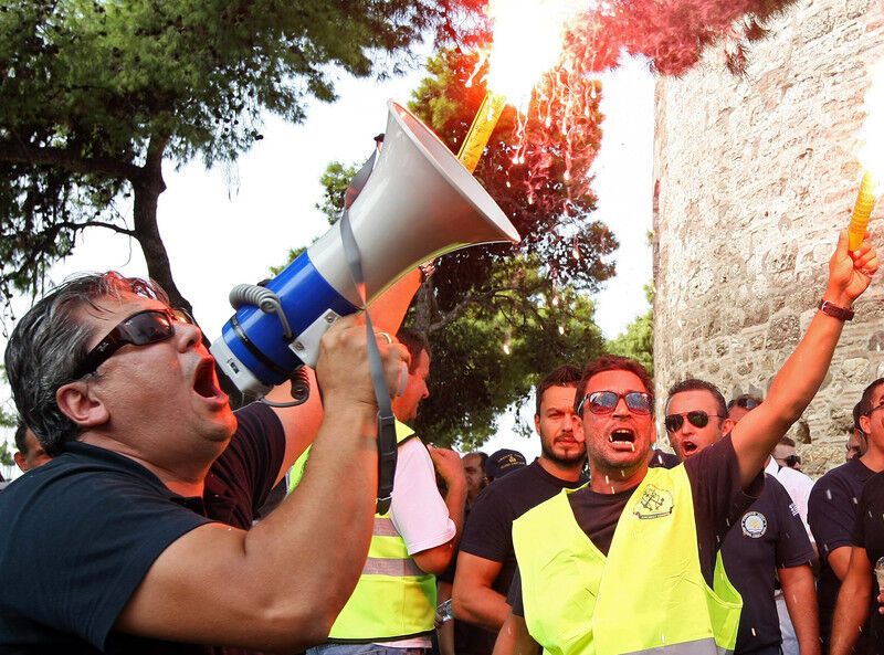 В Греции протестующие сожгли флаг ЕС