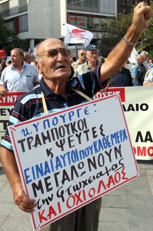 В Греции протестующие сожгли флаг ЕС