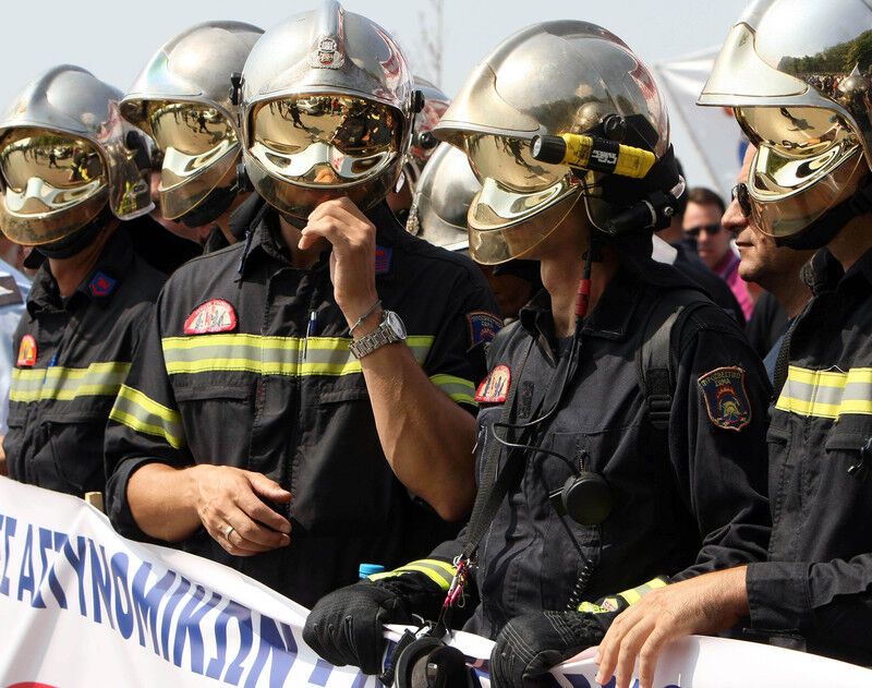 В Греции протестующие сожгли флаг ЕС