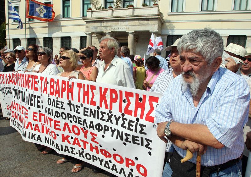 В Греции протестующие сожгли флаг ЕС