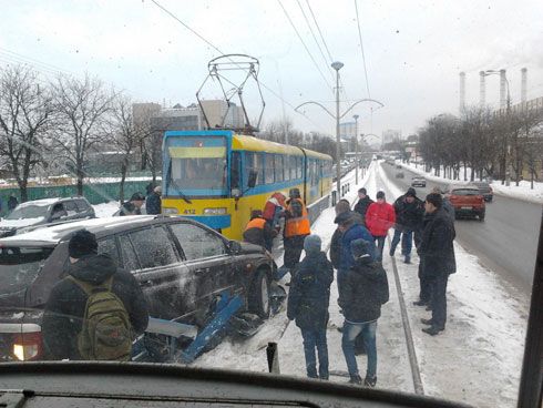 В Киеве лихой джип вылетел на рельсы скоростного трамвая. Фото 