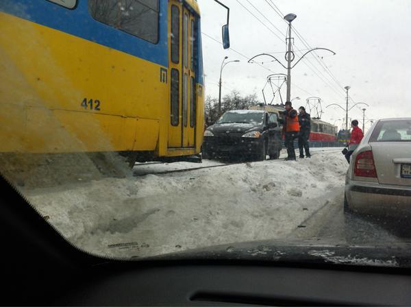 В Киеве лихой джип вылетел на рельсы скоростного трамвая. Фото 