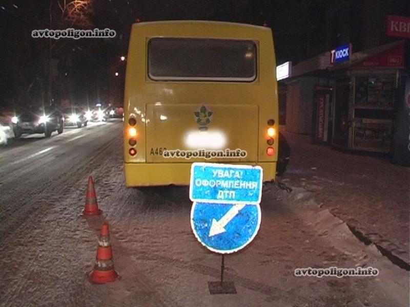 В Киеве маршрутка протаранила троллейбус – есть раненые. Фото