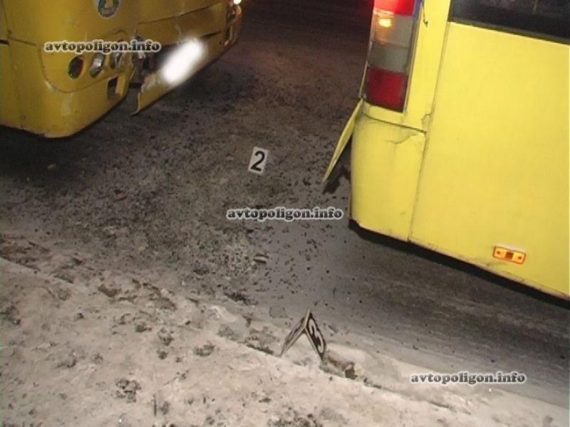 В Киеве маршрутка протаранила троллейбус – есть раненые. Фото