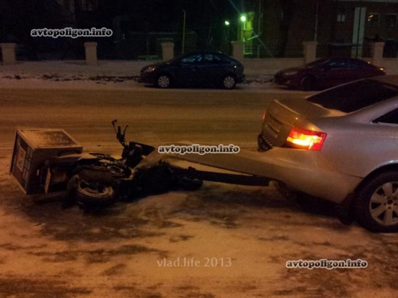 В Киеве скутер на снегу и при -10°С не довез пиццу, попав в ДТП