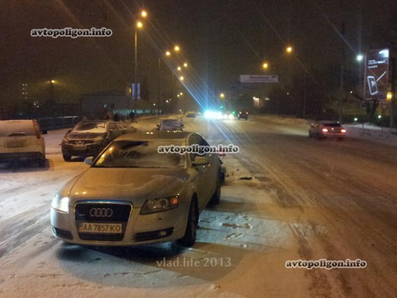 В Киеве скутер на снегу и при -10°С не довез пиццу, попав в ДТП