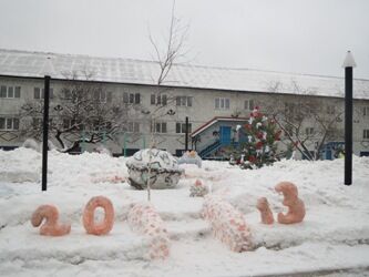 В колонии Тимошенко слепили из снега сказочных персонажей. Фото
