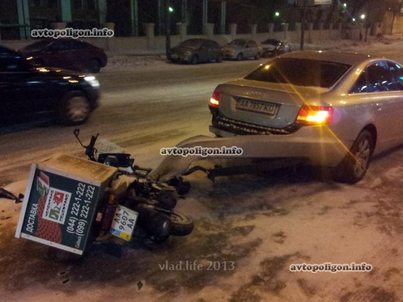 В Киеве скутер на снегу и при -10°С не довез пиццу, попав в ДТП