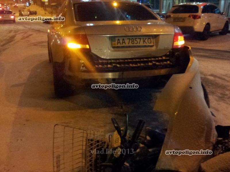 В Киеве скутер на снегу и при -10°С не довез пиццу, попав в ДТП