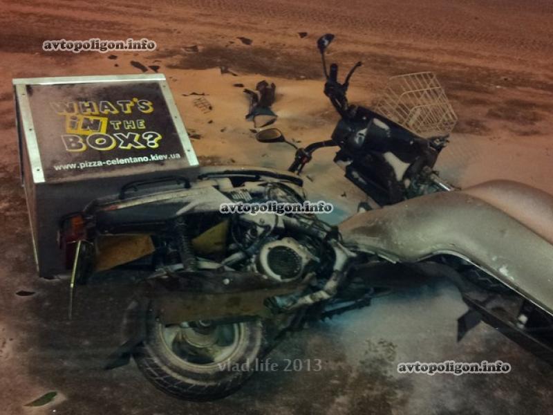 В Киеве скутер на снегу и при -10°С не довез пиццу, попав в ДТП